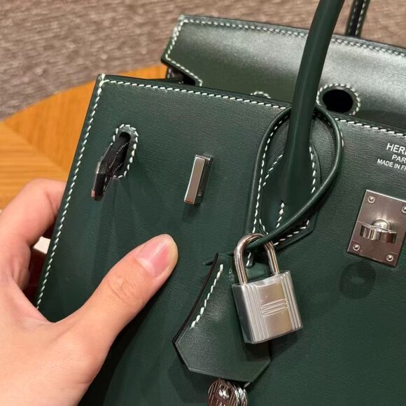 Classic Hermes Bag: A Stylish and Versatile Choice for Elegance - Picture 4 of 6